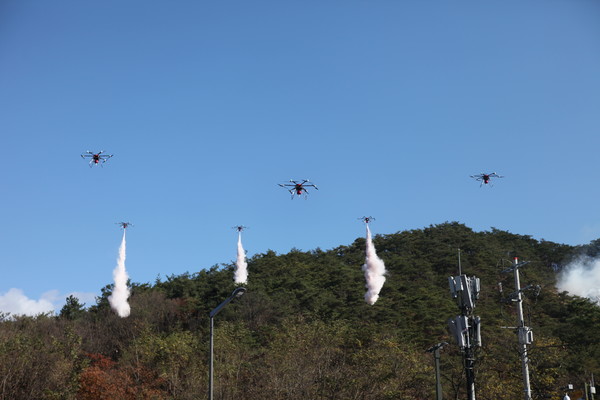 압축 에어로졸을 분사하는 산불진화드론. 사진제공 산림청.