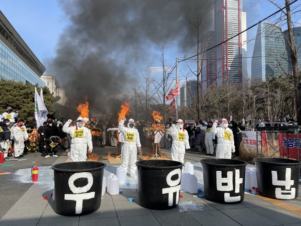 16일 여의도 산업은행 본점 앞에서 열린 낙농인 결의 대회에서 우유반납식과 화형식을 하고 있는 모습.