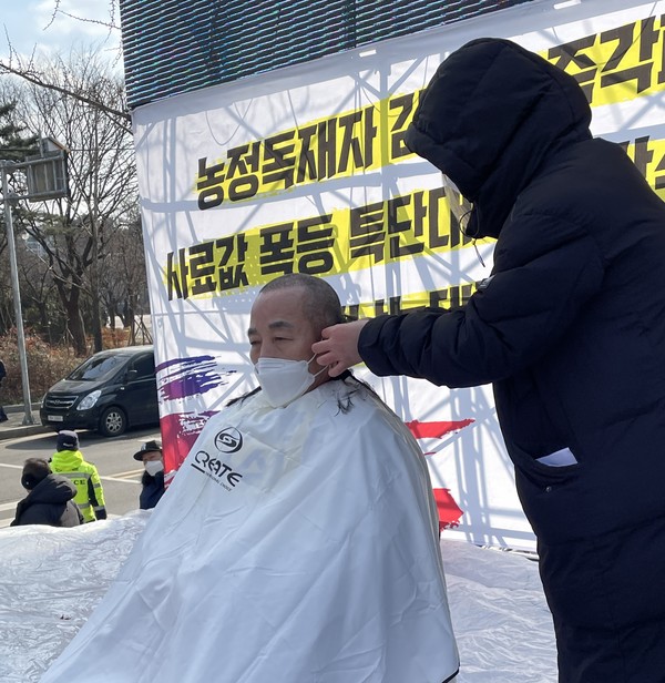 정부의 낙농제도 개편에 항의하는 규탄 결의 대회에서 이승호 낙농육우협회장이 삭발을 하고 있다. 