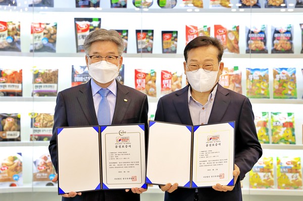 지난 11일 김상근 육계협회장(오른쪽)은 박길연 하림 대표(왼쪽)에게 품질보증서를 전달했다. 