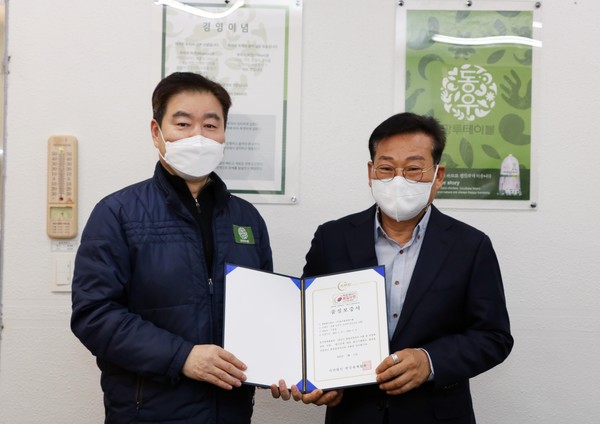 김상근 육계협회장(오른쪽)이 지난 11일 이계창 동우팜투테이블 대표(왼쪽)에게 품질보증서를 전달했다. 