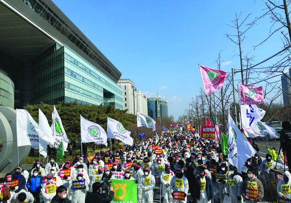 지난 16일 서울 여의도 KDB산업은행 본점 앞에서 '농정독재 철폐, 낙농기반 사수 낙농인 결의대회'가 열려 전국에서 낙농인 3000여 명이 집결했다. 