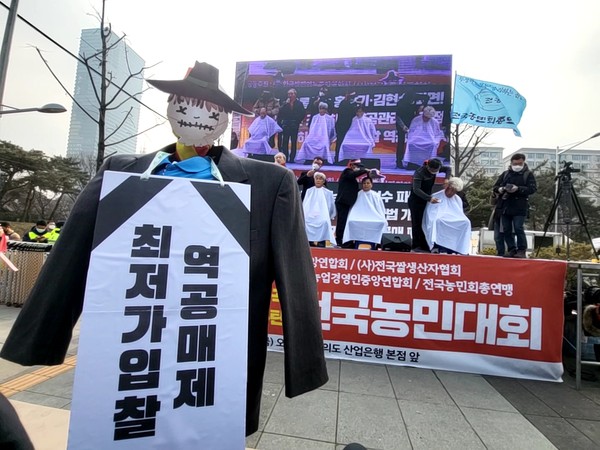 지난 25일 서울 여의도에서 열린 '쌀 시장격리 결과 규탄 2차 농민대회'에서 5개 주요 농민단체 대표들이 정부에 양곡관리법 개정을 요구하며 삭발식을 진행하고 있다.
