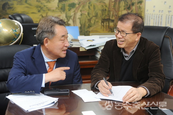 박광호 교수(사진 오른쪽)와 김 식 대표가 벼농사 재배에 획기적인 비용절감을 실현한 벼 건답직파와 이를 통한 탄소저감에 대한 대담을 나누고 있다.