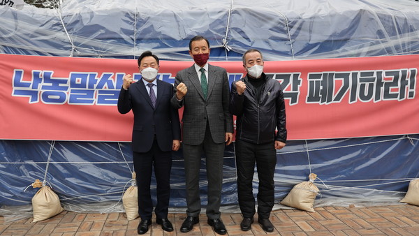 홍문표 의원(가운데)이 지난 17일 여의도 천막 농성장을 방문해 낙농가 의견이 반영되는 낙농 대책을 재수립할 수 있도록 돕겠다고 약속했다.  