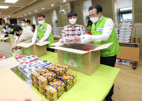 이성희 농협중앙회장(사진 오른쪽 첫 번째 )과조소행 농협 상호금융대표이사(오른쪽 세 번째)