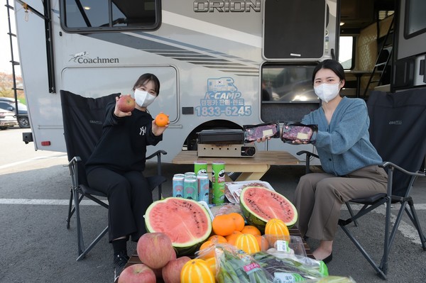 지난 18일 서울시 서초구 농협 하나로마트 양재점에서 모델들이 캠핑 음식과 함께 캠핑카 대여서비스를 소개하고 있다.