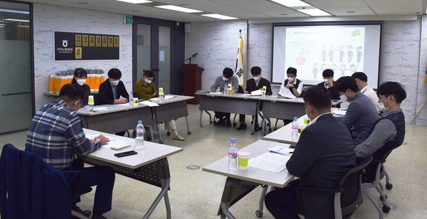 임관빈 대표이사(사진 왼쪽)와 디지털 물류혁신을 이끌 MZ세대 위원들이 참석한 간담회