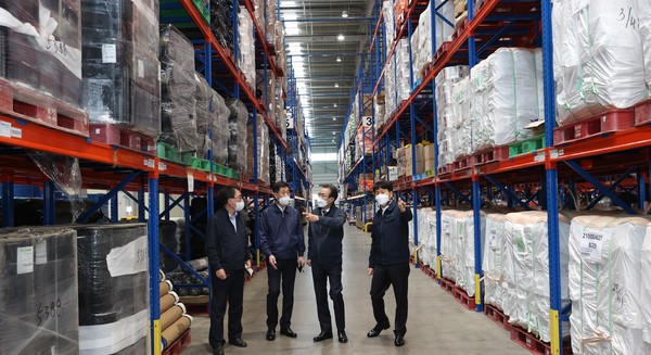 이성희 농협중앙회장(왼쪽 세 번째)은 지난 13일 경기도 안성 소재 농협 중부자재유통센터를 방문해 영농자재 수급상황을 점검했다.