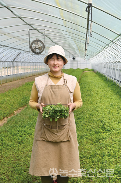 박푸른들 논밭상점 대표가 직접 재배한 유기농 계절 농산물을 들고 있다.