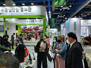 수출홍보관에 방문한 크리스티나 고랄레스크 파라과이 산림청장.