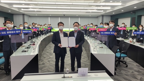 박태선 조합감사위원장(가운데 우측)이 직원들과 함께 농축협 건전발전 지원과 사고예방을 위한 결의를 다진후 기념촬영을 하고 있다