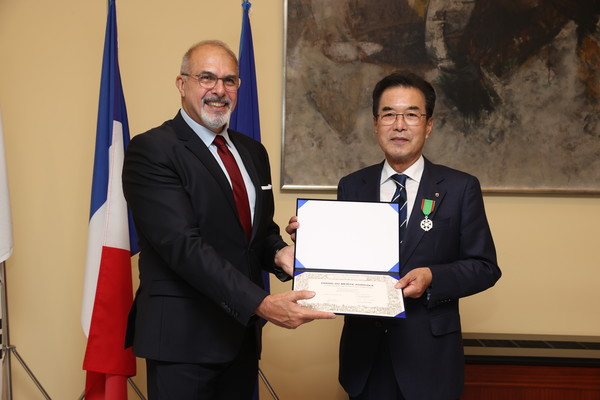 이성희 농협중앙회장(오른쪽)이 주한 프랑스 대사관저에서 필립 르포르 대사에게 프랑스 정부의 농업공로훈장을 전달받고 있다.