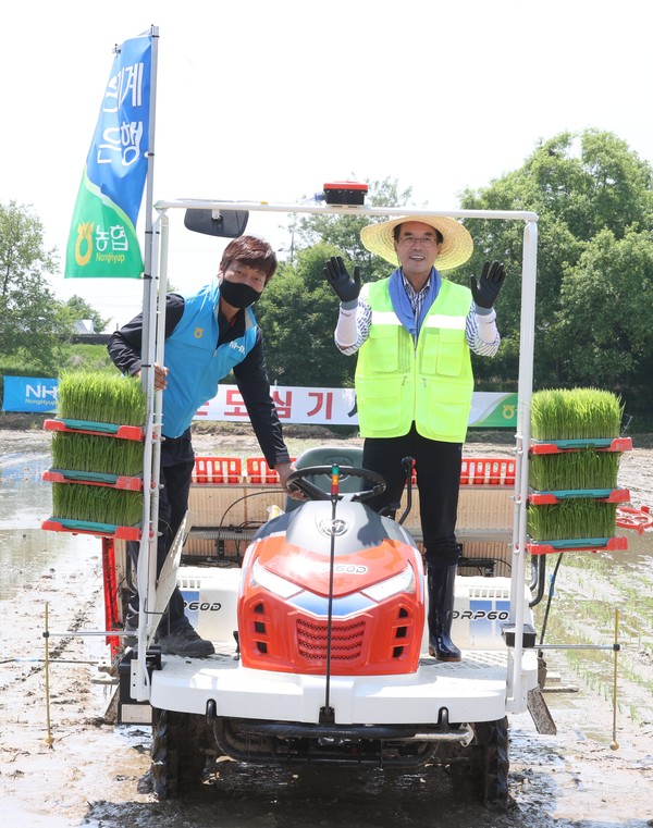 반자율직진 이앙기를 이용해 모심기 시연을 하고 있는 이성희 회장