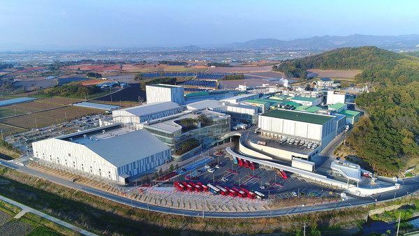 전북 익산에 위치한 (주)하림 본사 전경.