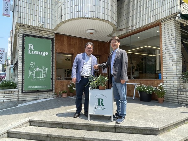 알라운지 앞에서 이욱기 대표(왼쪽)와 김종준 계란자조금관리위원회 사무국장이 기념촬영을 하고 있다.