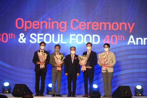 공로상을 수상하고 기념촬영을 하고 있는 김문수 한국쌀가공식품산업회장(왼쪽 두 번째)