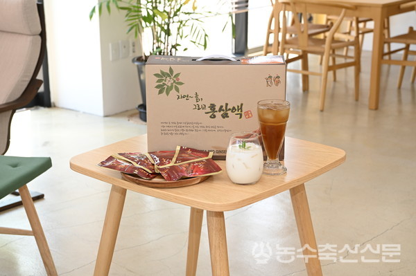 카페 인삼댁에서 판매되고 있는 홍삼 제품과 인삼쉐이크