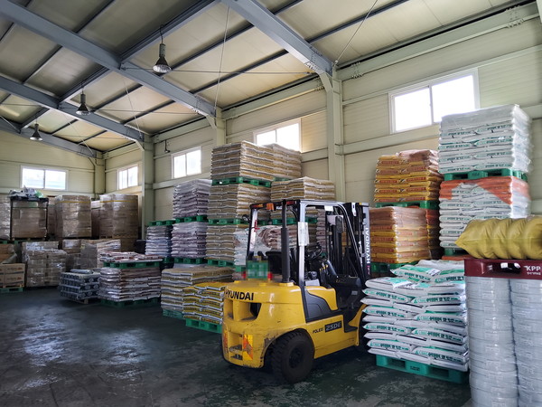 비료 등 농자재가 쌓여있는 지역 농협의 자재창고 모습.
