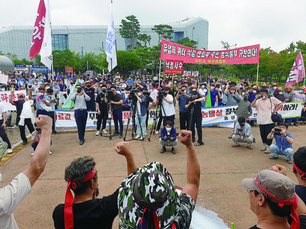 낙농육우협회 충남도지회가 지난 11일 충남도청 앞에서 낙농제도 개편과 원유가격 협상 관련 규탄 집회를 하고 있는 모습. 