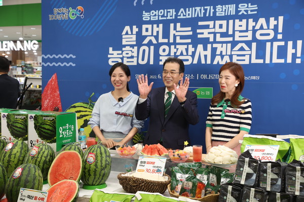 이성희 농협중앙회장(가운데)이 농업인과 소비자가 함께 웃는 ‘살 맛나는 국민밥상!’을 만들기 위해 농협이 앞장서겠다고 밝히고 라이브 방송에 출연해 농산물 홍보를 하고 있는 모습.