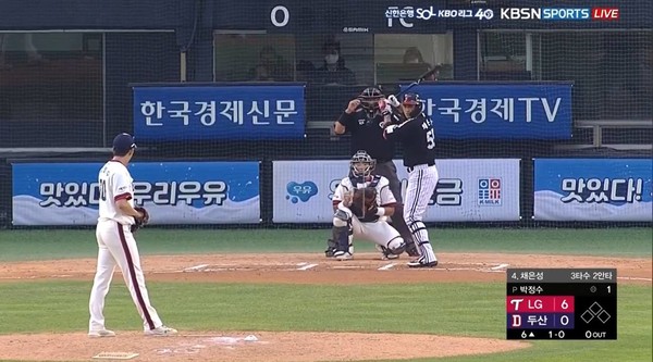 잠실야구장 본부석 롤링보드에 실린 우유자조금 광고. 