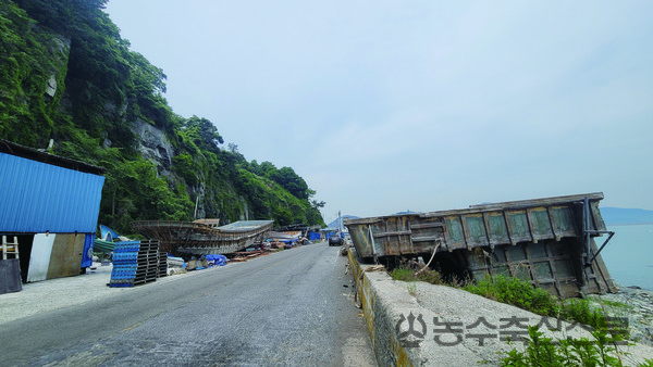 중소조선업계가 정부의 관리·감독 기능이 사실상 마비돼있다는 지적이 제기되고 있다. 사진은 전남 여수시 우두리의 중소조선소 전경.