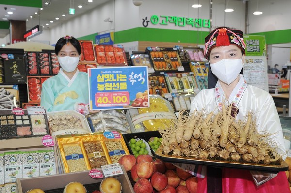 25일 서울시 서초구에 위치한 하나로마트 양재점에서 모델들이 살맛나는 가격으로 판매하는 우리 농축수산물 선물세트를 선보이고 있다.
