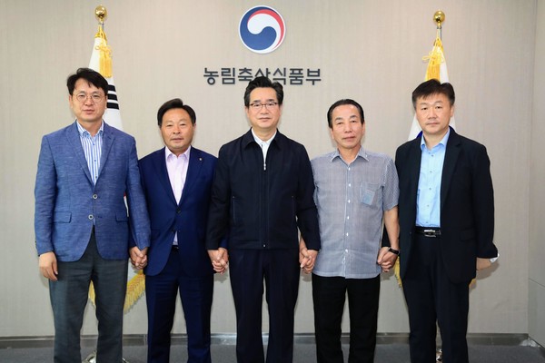 생산자 단체가 정부의 낙농제도 개편 필요성에 공감한다는 뜻을 밝혔다. 왼쪽부터 김정욱 농림축산식품부 축산정책국장, 맹광렬 낙농관련조합장협의회장, 정황근 농식품부 장관, 이승호 한국낙농육우협회장, 박범수 농식품부 차관보. 