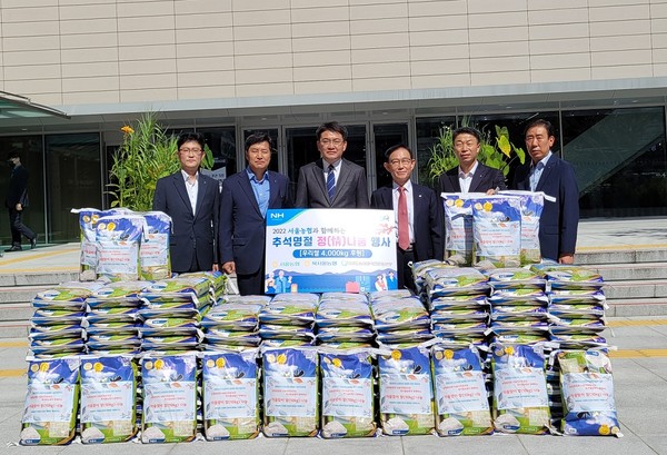 농협서울본부는 21일 관내 취약계층을 위해 우리 쌀 10kg들이 400포를 두 곳의 구청에 전달하는 '추석명절 정 나눔 행사'를 실시했다.(왼쪽 두 번째부터 황준구 농협서울지역본부장, 오승록 노원구청장, 임학성 북서울농협 조합장)