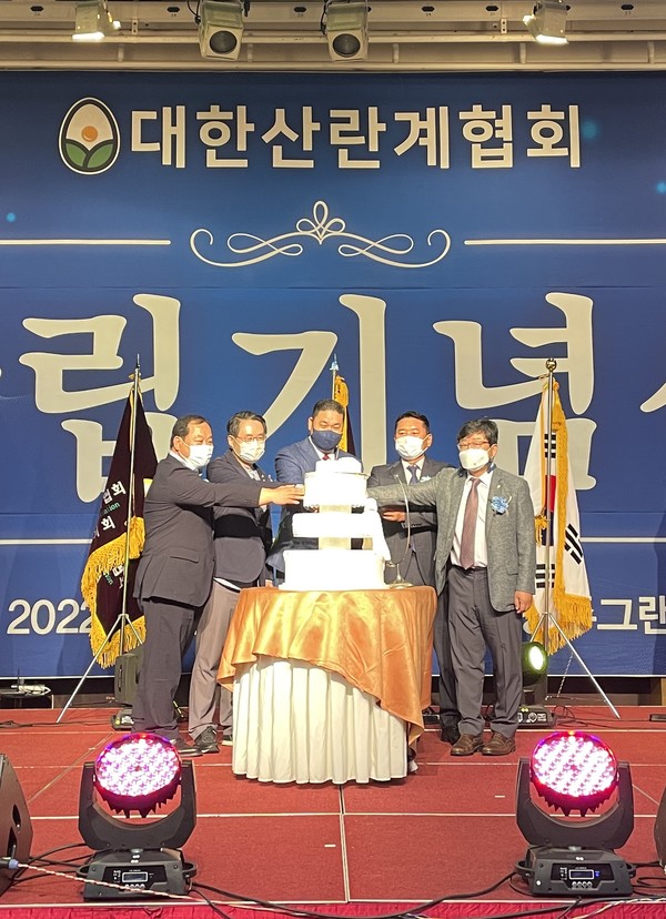창립기념식에서 내빈들이 케이크 커팅을 하고 있는 모습. 