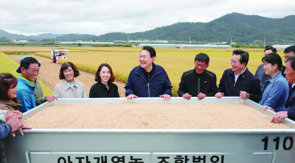 윤석열 대통령 [가운데]이 경북 상주 스마트팜 혁신밸리 지원센터 청년농들과 기념촬영을 하고 있다