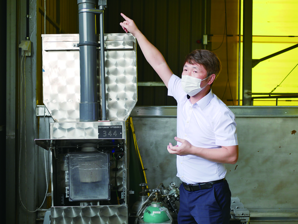김선호 순천대 교수가 메탄측정 장치인 ‘그린피드’ 작동법에 대해 설명하고 있다. 
