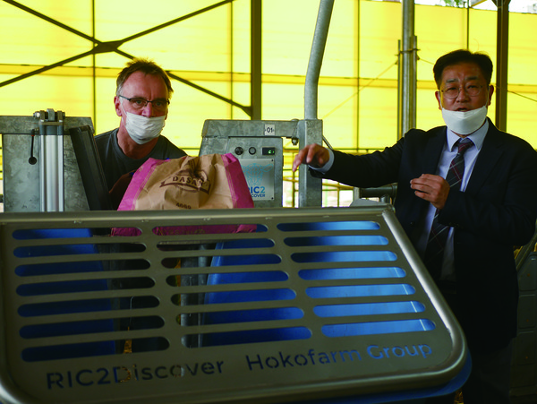 함영화 대표(오른쪽)와 존 블랑크보르트 엔지니어(왼쪽)가 조사료급이량 측정기 사용 방법에 대해 설명하고 있다. 