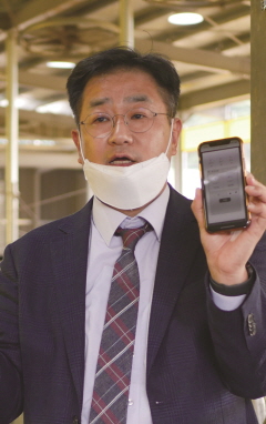 함영화 대표가 스마트폰과 연동된 환기제어장치 작동법을 소개하고 있다.