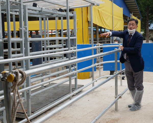 함영화 대표가 게이트형체중 측정장치의 특징을 소개하고 있다. 