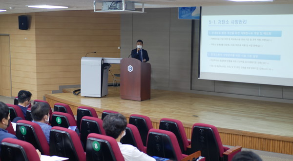 서주형 사무관이 축산분야 온실가스 저감 대책을 설명하고 있다. 