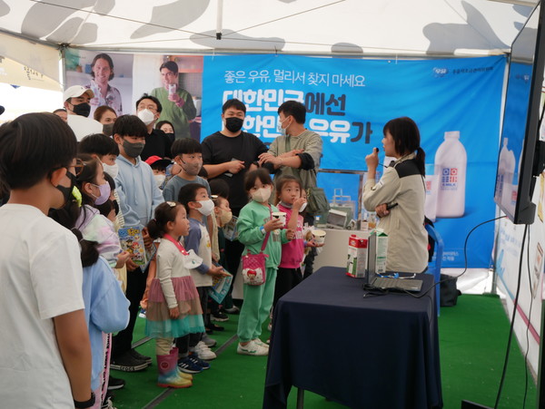 아이들이 우유 역사에 대해 설명을 듣고 있다. 