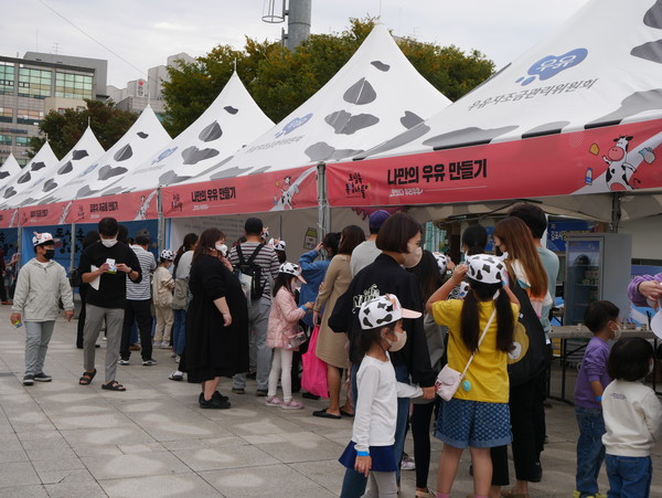 행사장에는 모자만들기, 우유 만들기 등 다양한 체험 부스를 마련했다. 
