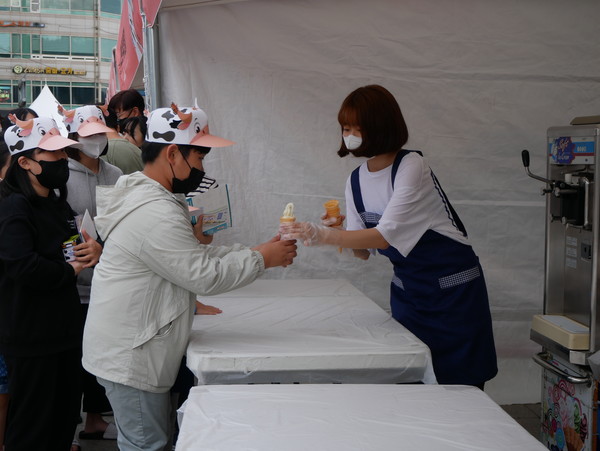 국내산 우유로 만든 아이스크림을 아이들에게 나눠주고 있다. 