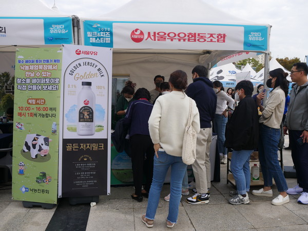 관람객들이 시식 행사에 참여하기 위해 줄을 서고 있다.