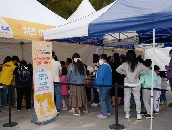 치즈 아이스크림을 만들기 체험을 위해 관람객들이 순서를 기다리고 있다. 