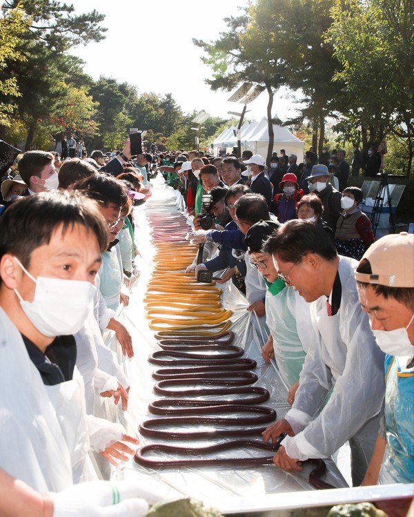 지난달 19~23일 열린 이천쌀문화축제에서 ‘무지개 가래떡 만들기’ 퍼포먼스 모습.