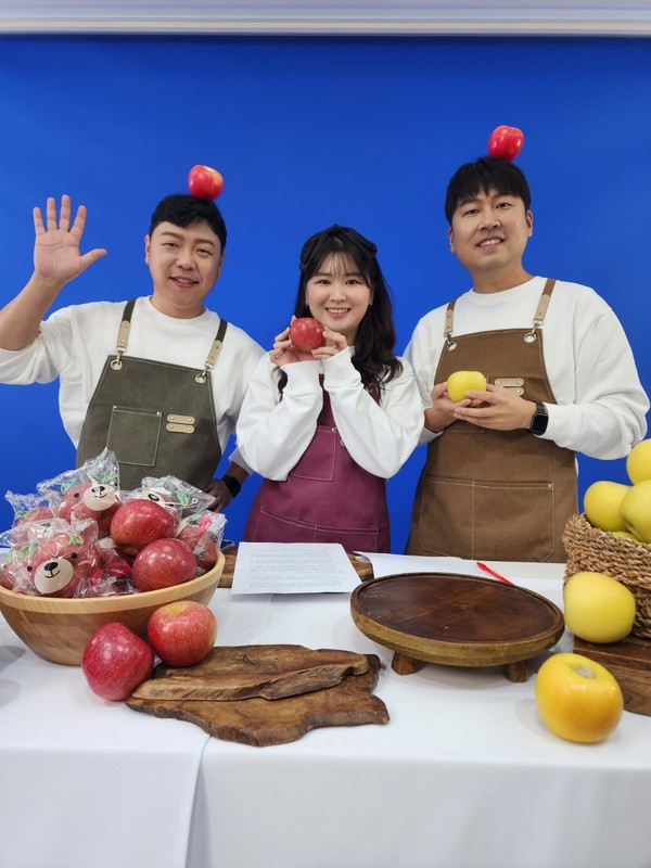 올해 진행 중인 농식품 라이브커머스 대회에 참여한 경북 대구경북능금농협의 라이브커머스 방송 모습.