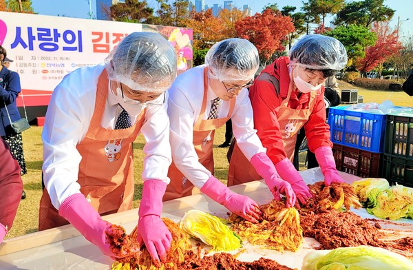 정호석 하림 대표이사(가운데)가 지난 10일 열린 ‘사랑의 김장나눔행사’에서 봉사자들과 함께 김장을 담그고 있다.