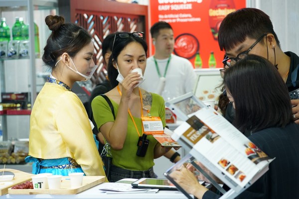 국산 임산물 제품 시음시식하는 호치민 국제식품박람회 참가자