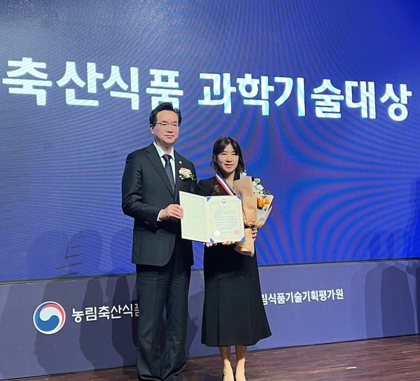 왼쪽부터 정황근 농림축산식품부 장관, 김희진 유라이크코리아 대표.