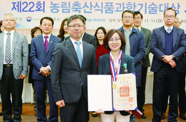 2019년 제22회 농림축산식품과학기술대상에서 산업포장을 수상한 손은주 (주)바이오앱 대표이사(오른쪽).