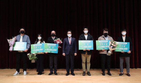 이재식 농협중앙회 부회장(가운데)이 '제1회 농업인과 함께하는 스마트농업 현장활용 경진대회' 시상식에서 수상 농업인들과 기념촬영을 하고 있다.