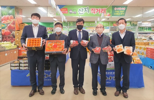 지난 2일 황준구 농협서울본부장이 관악농협을 방문해 ‘도시농협의 역할 확대와 경제사업 활성화’를 위한 현장경영을 진행하였다.(왼쪽부터 김남진 농협서울본부 단장, 백영선 관악농협 상임이사, 황준구 본부장, 관악농협 박준식 조합장, 남헌모 관악농협 상임감사)